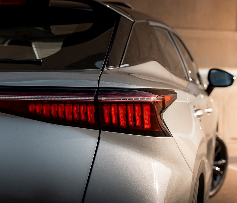 BOLD PIANO-STYLE TAIL LIGHTS